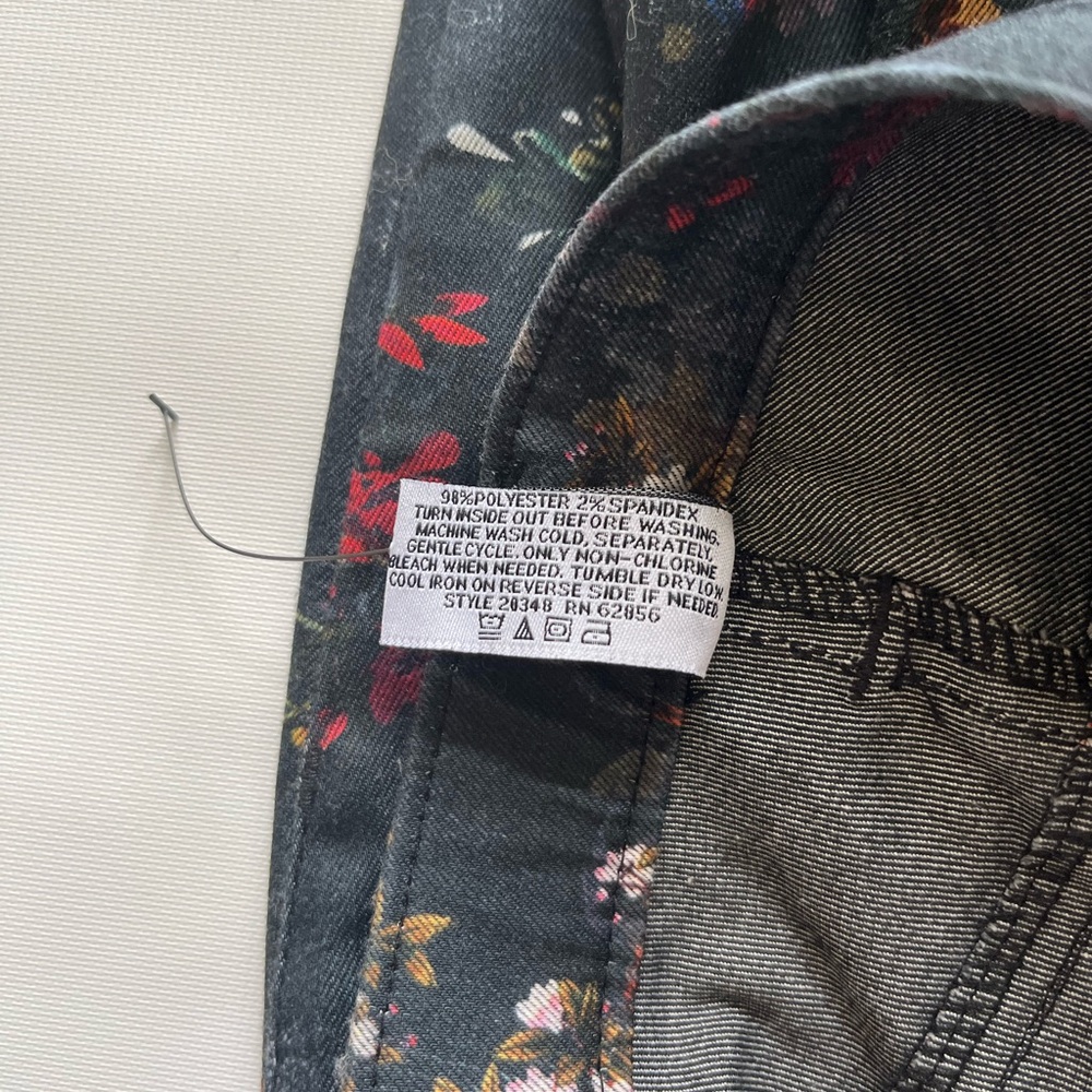 Floral Women's jeans Size Small
Excellent condition - Picture 6 of 9